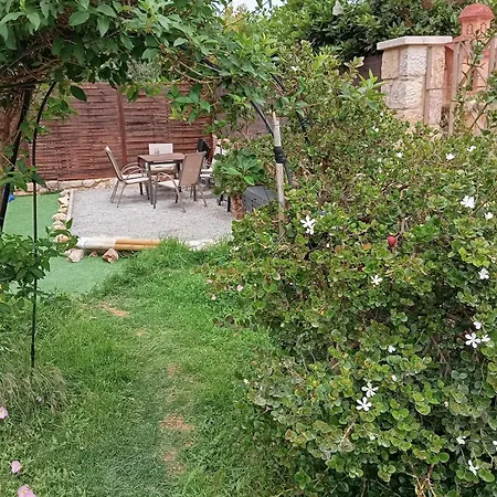 Niko's Stone Guest house Plitra