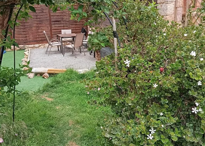 Niko's Stone בית הארחה פליטרה