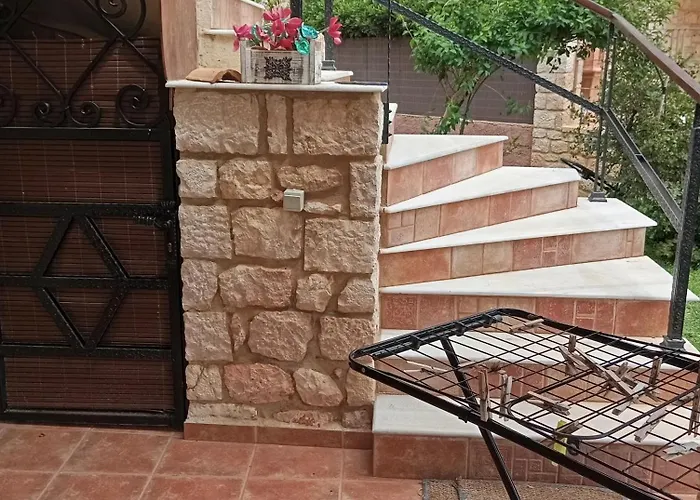 Niko's Stone בית הארחה